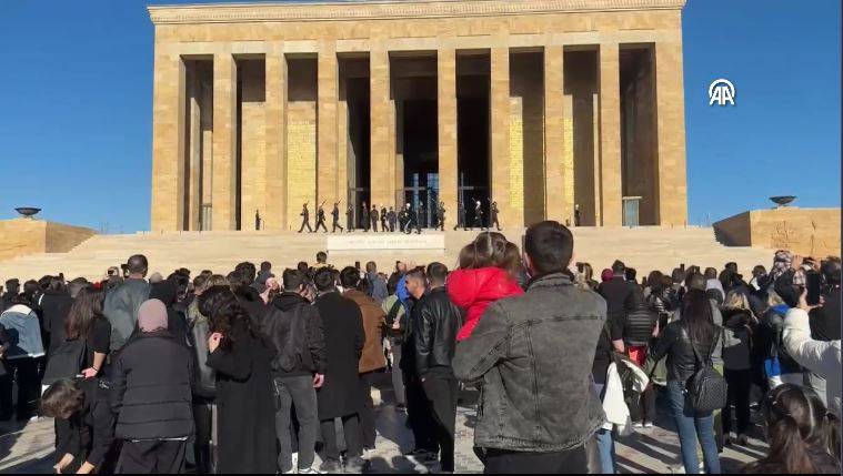 Türk Milleti Ata’sına koştu! Anıtkabir’e ziyaretçi akını 27